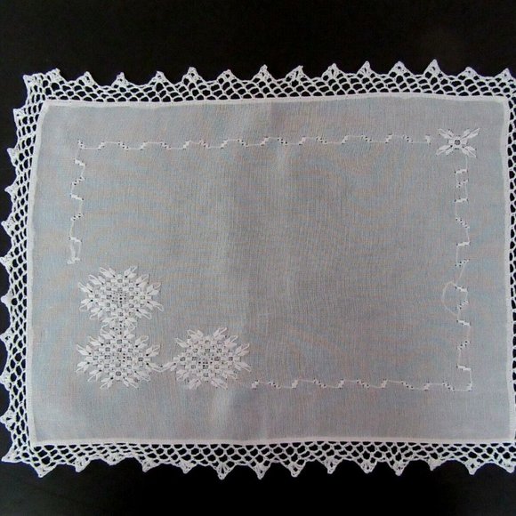 Off white embroidered placemats with crocheted lace trim - set of 4 - vintage - Picture 3 of 7